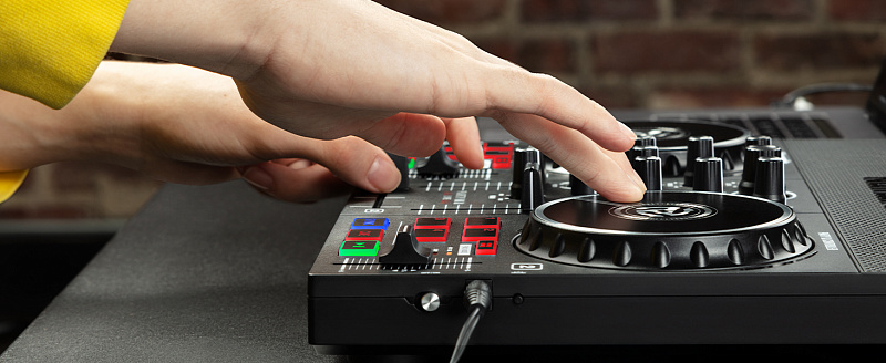 Фото DJ-контроллер NUMARK PARTYMIX LIVE в комплекте ПО Serato
